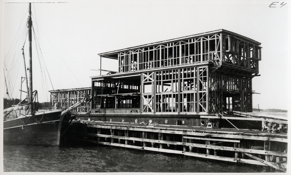 Brandholmens varv, (Byggnads a.-b. Contractor). Nyköping.
En flytande torpedinskjutningsstation under byggnad, beställld av Svenska Flottan.