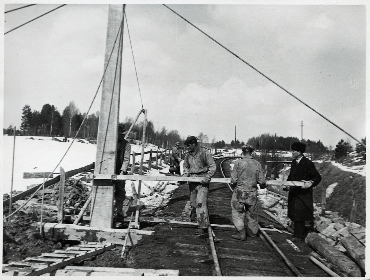 Elektrifieringsarbete på sträckan Vallentuna-Lindholmen, Stockholm-Roslagens järnvägar (SRJ).