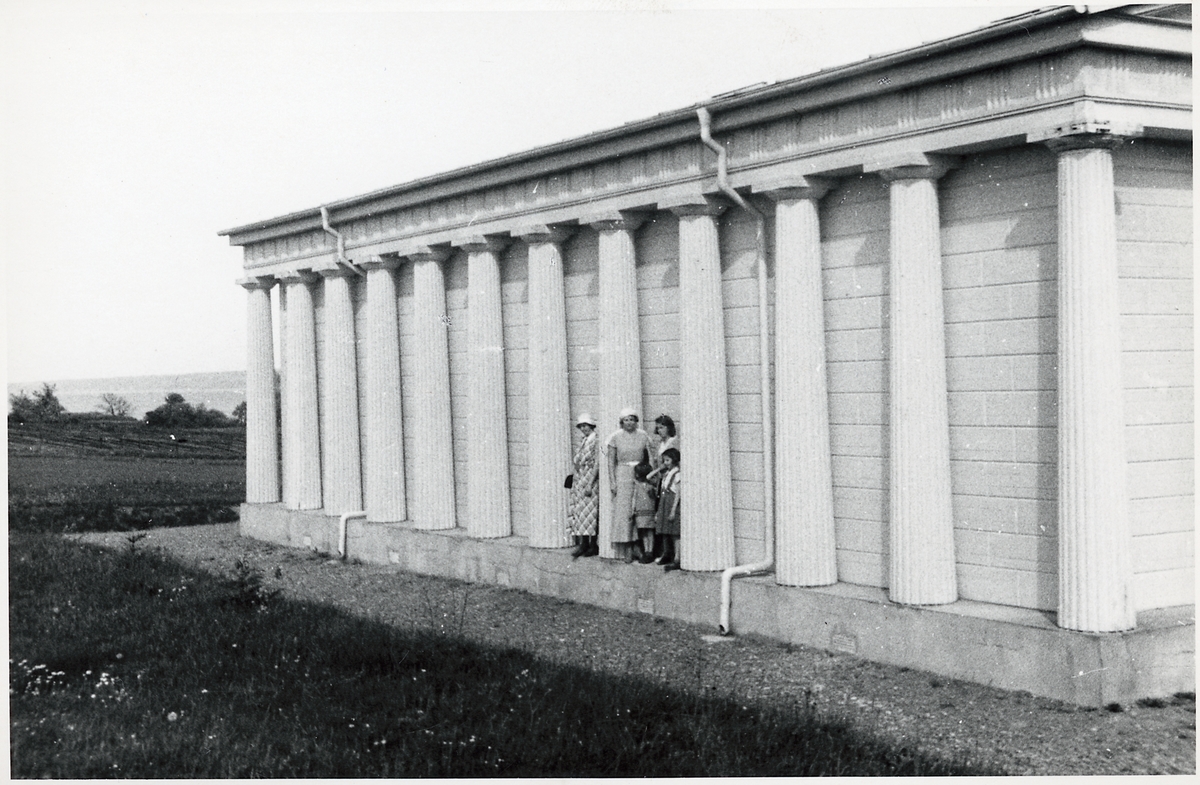Tempelgården på Visingsö. Konstmuseum som har skapats av konstnären Olle Krantz från Visingsö. Byggnaden uppfördes till teosofernas världsfredskongress 1913 där Katherine Tingley bedrev en Raja-Yogaskola senare.