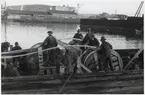 Kabelläggning från båt vid Marieholmsbron.