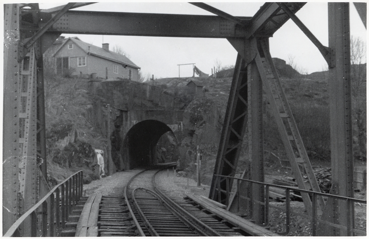 Nordöstra infarten till östra Vadbackens tunnel. Husen till vänster ligger på Garvarmyrvägen.