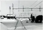 Snöskottning på bangården och vid stationen.