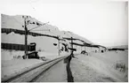 Snögalleri för spåren med en dressinbod till vänster.