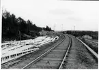 Inför elektrifieringen. Kontaktledningsstolparna ligger radade längs med spåret.