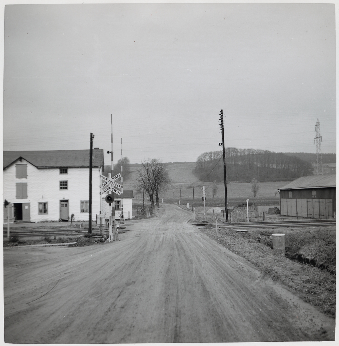 Järnvägsövergång vid Eriksdal station, på sträckan mellan Sjöbo och Tomelilla.