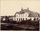 SWB Surahammars stationshus med lok 38 och 51. År 1900.