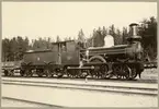 SWB 25 i c år 1900. Lokförare Otto Bergqvist.