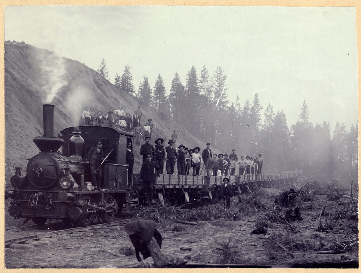 OHJ 2 1 år 1903. Lok nr 2 med 8 st VUB i grusgrop med rallare

Lokeldare, Hugo Larsson, OHJ
Lokförare, Karl Alfred Larsson, SWB