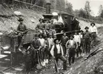 Arbetståg med lokpersonal och rallare vid Semlabacken år 1901. 
Lokförare Johan Ferdinand Karlsson 