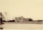Malmö stationshus (nedbränt 1866) efter ombyggnaden av mittpartiet 1864.
