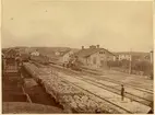 Fotografi av Krylbo järnvägsstation 1878 med följande påskrift:
