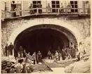 Järnvägstunnel på Söder i Stockholm, fotograferat omkring 1865.
Tunnelöppningen är den norra, belägen vid östra ändan av Peter Myndes backe 3. Fengerska huset Kvarteret Ormen i Stockholm.