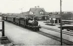 Nås station 15/5 1915 med SWB 47 och vagnar.
Bild är tagen av Hugo Lindblad, blivande förste kontorist SWB