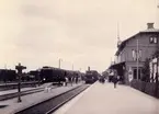 Tillberga station juli 1910 med tåg och personal.