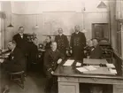 Personal vid Varbergs stations stinsexpedition omkring 1927
Från vänster: Knt T. Hellerstedt, Xf H. Tornquist, Sts A. Andersson, Sts R. Zetterström, Sts O. Jacobsson, Fsts E. Svensson, Stins C. Fägerskjöld, Sts S. Hedén. Knt = Kontorist, Sts = Stationsskrivare, Fsts = Förste Stationsskrivare, Xf = Expeditionsföreståndare