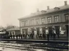 Inspektor Evald A. Gezelius med personal på Västerås station 1908.