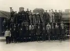 Personalen vid Hallsbergs lokstation 1910. Stående första raden i mitten lokmästare Lindqvist, på dennes högra sida stallförman Carl Johan Eriksson och på vänster sida reparatör Lindskog.
SJ B 1372