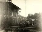 Personal vid Nässjö station 1889-1890, ca 40 personer med mässingsorkester.
Stående; Stk Mårtensson, stk Johansson, stk Lundahl, knr Henricsson, stk Gustafsson, stk Möller, fm Rosenkvist, fm Kindberg, fm Dahlvig, fm Lundh, fm Granath, stk Svensson, stfm Strahl, stk Malm, stfm Thörn, stfm Mogren, nattvakt Malm.
Sittande; lokm N. Carlsson, sts Björling, sts J. Ohlsson, källarmästare C Pettersson, stins O. F. Lenander, fsts Mårtensson, sts Kinberg, Tl Davidsson, sts J. Möller, sts A. Wiren. Musiker; stk Christensson, stk Ekberg, stk Storch, stfm Håkansson.