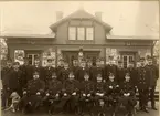 Personalen vid SWB i Sundbyberg november 1905.
Rad nr 1 från vänster; Hunden Ruff (Ågrens), Inspektor P. O. Ågren, 1:e Sts T. G. Schelin, bokhållare A .R. Frölen (Brack Jan), G. A. Lagerlund, K. B. C. F. Blomgren, Kont A. S. Marting, kont J. A. Andersson.
Rad nr 2 från vänster: Stk nr 157 K. A. Svensson, Stk nr 171 R. N. Belin, Stk nr 195 F. A. Johansson, Stk nr 140 E. K. Andersson, Stk nr 282 G. E. Blomgren, Stk nr 270 P. J. G. Ask, Stk nr 160 A. V. Lindqvist, Stk nr 194 K. L. Lidström, Stk nr 159 E. L. Svanborg, Stk nr 271 A. Berglind, Stk förmabn 107 K. A. Rosén, Ex K. B. E. R. Petrén, Stk nr 253 E. T. Nilsson, Stk nr 188 A. I. Åsén, Stk nr 177 K. H. Olsson, Stk nr 269 N. G. Norman.