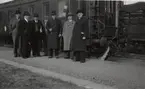 Tjänstgöringsnämndenr resa 1940.
7 herrar på perrongen framför en personvagn under uppehåll vid Vallåkra 22/10 1940 vid resa över f. d. L&HJ.
Från vänster: Ordförande K. Bergström, lokf Hj. Molin, stfm C. A. Bergström, förb.ordf. A. Löfgren, dc A. Valentin, fmiö W. Påhlsson och fti O. Söderberg.