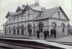 Stationsinspektor Th. Moberg med personalen vid Surahammars station under 1901. Från vänster: Stationsskrivare Gustaf Alfred Rickard Andersson född 15/1 1869,
Kontorsbiträde Karl Albert Fredriksson född 6/9 1876,
Stationsinspektor Theodor Moberg född 12/4 1842,
Stationskarl nr 1 Andersson,
Stationskarl nr 297 A. E. F.Ryde född 20/1 1884,
Stationskarl nr 193 Erik Leonard Olsson född 6/12 1871 Död i Sundbyberg 9/3 1963.