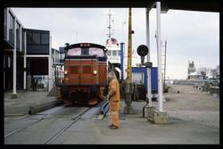 Statens Järnvägar, SJ Z66 613.
Lossning av vagnar från tågfä