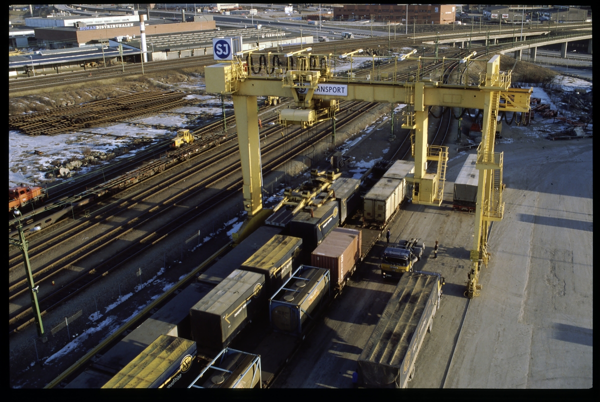 Lastning med travers vid Årsta godsterminal.