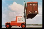 Containerlastning/lossning med truck.