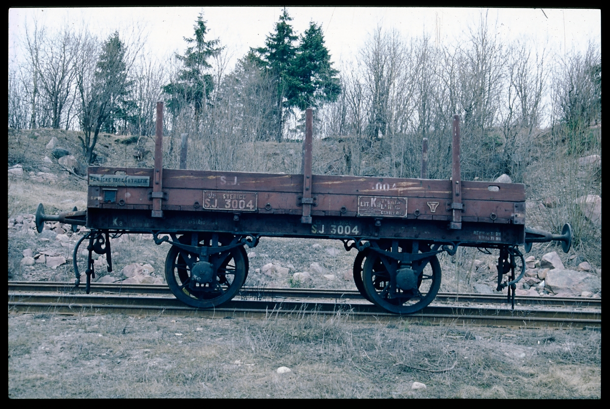 Virkesvagn, svängelvagn littera Kä 3004, målad i falurött.
Tillåten belastning från början 8,5 ton, men ökade 1892 till 11 ton, sedan fjädrarna utbyttes mot kortare. Svängeln i vagnens mitt användes vid timmertransporter. Sedan kompletterades vagnen med stolpar på långsidorna och lämmar runt om. Beteckningen Kä betyder virkesvagn med svängel, äldre vagntyp och infördes 1921.

EVN nummer: 43 74 3050 004-5