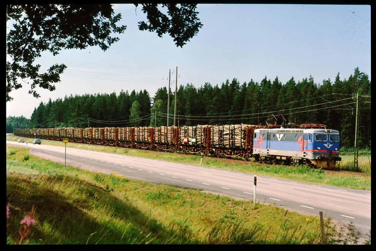 Virkestransport med Västgötapendeln. Statens Järnvägar, SJ Rc3 1058.