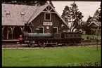 NSB 2 16, vid Kløftens stationshus på Norges jernbanemuseums museumsområde. Stationshuset är flyttat från det som i dag heter Kløfta stasjon (Namnändring 1920).