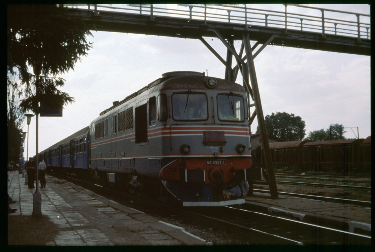 Căile Ferate Române, CFR 62.0981-1 med tåg för avresa till Pitești, här vid Titu station, Rumänien.