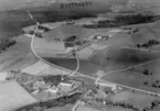 Flygfoto över Bredestad och Bredestads kyrka i Aneby kommun. Nr L 828.