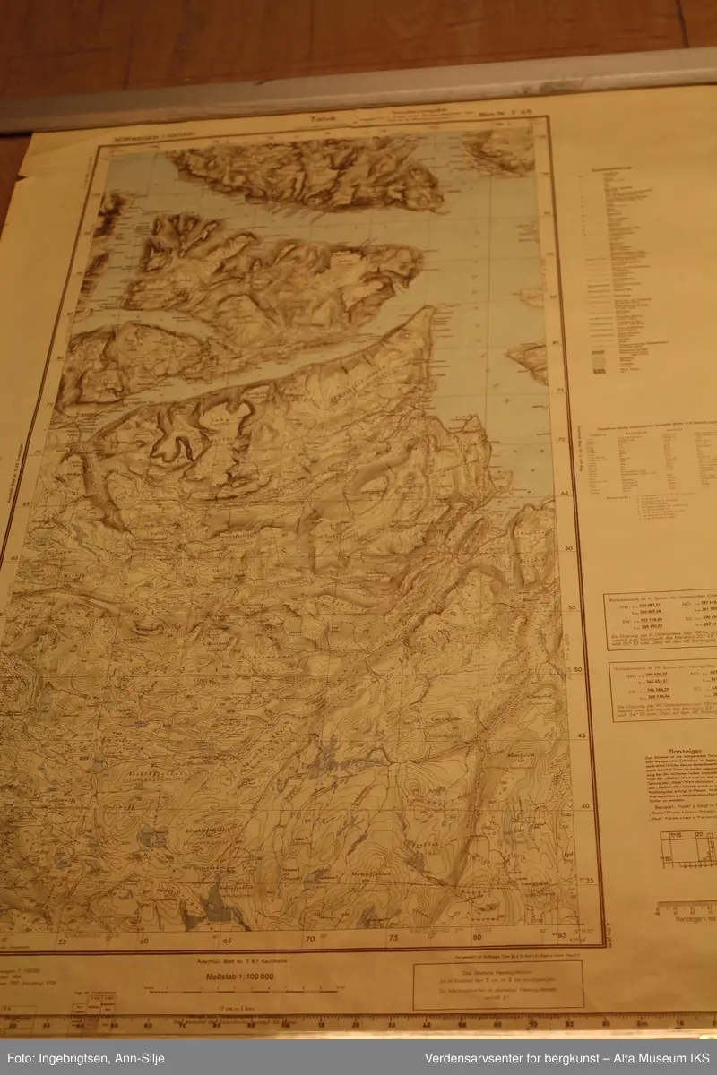 Form: Rektangulære, opprullet i pappsylinder. 

A) Talvik, Blad T4/5, 1:100 000, Sonderausgabe 1940/1941 

B) Komagfjord, Blad U4, 1:50 000, Sonderausgabe 1941

C) Alta, Blad U5, 1:50 000, Deutsche Heereskarte 1944

D) Kaafjord, Blad T5, 1:50 000, Deutsche Heereskarte 1944