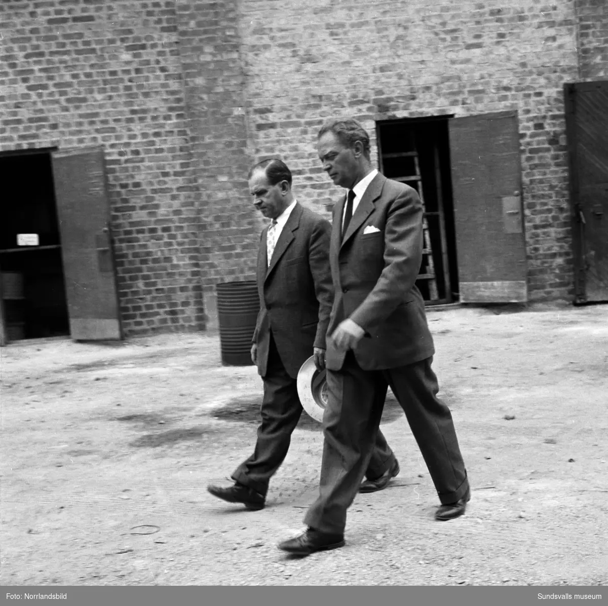 Statsminister Tage Erlander med flera besöker Östrand med omgivningar, direktör Axel Enström guidar.