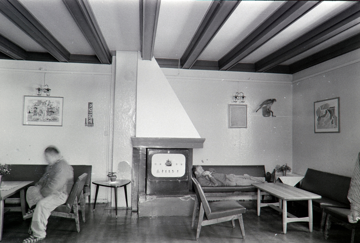 Olsrud, Vang H. Oppholdsrom 2.etasje. Peisestue, beboere.
