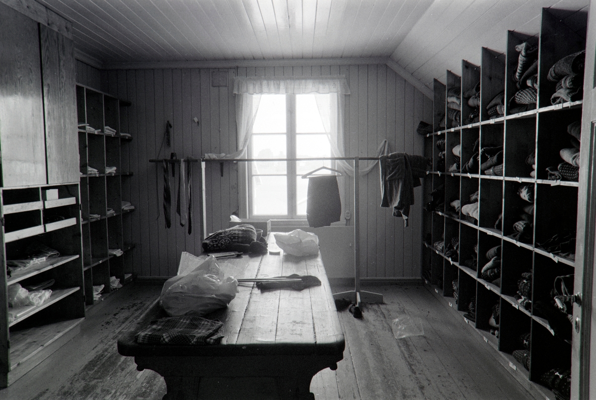 Olsrud, Vang H. Klesrom i 3.etasje, garderobe med navnelapper.