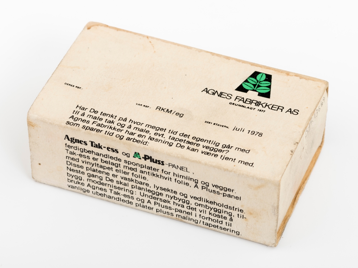 Fyrstikkeske uten fyrstikker, reklameeske for Agnes Fabrikke AS. Esken som består av to deler er laget slik at en mindre eske (eske), som fyrstikkene ligger oppi, føres inn i et hylster av papp. Papphylstret som omslutter oppbevaringsesken er utstyrt med en brun riveplate. Riveplaten er brukt. Esken (skuffen) som fyrstikkene skal ligge oppi er 9,7 cm lang, 5,7 cm bred og 3,2 cm høy. På esken er det trykt en reklametekst for Agnes Fabrikker.