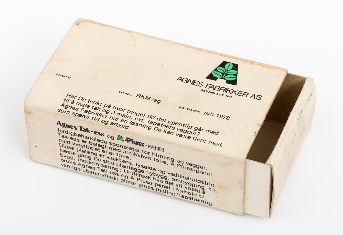 Fyrstikkeske uten fyrstikker, reklameeske for Agnes Fabrikke AS. Esken som består av to deler er laget slik at en mindre eske (eske), som fyrstikkene ligger oppi, føres inn i et hylster av papp. Papphylstret som omslutter oppbevaringsesken er utstyrt med en brun riveplate. Riveplaten er brukt. Esken (skuffen) som fyrstikkene skal ligge oppi er 9,7 cm lang, 5,7 cm bred og 3,2 cm høy. På esken er det trykt en reklametekst for Agnes Fabrikker.