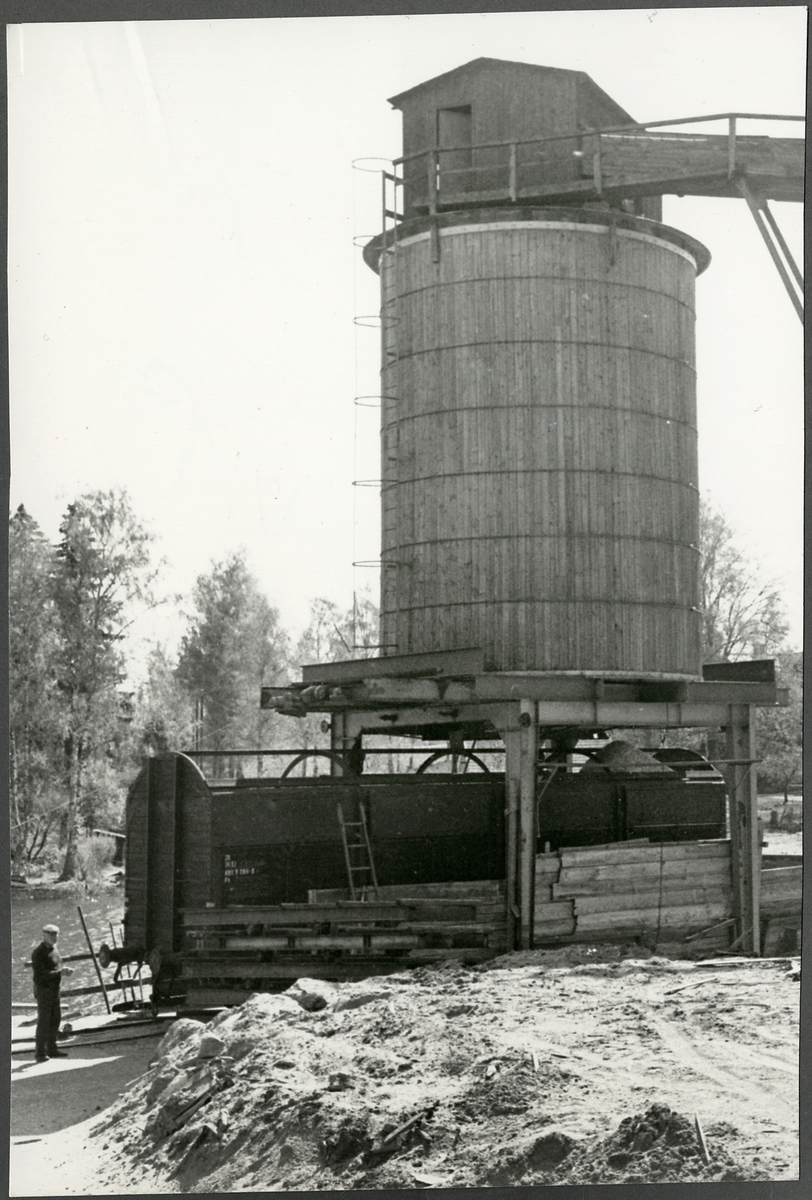 Järnvägsvagnar lastas med flis från silo vid Skogstorps Sågverk för vidare transport till Skutskärs pappersbruk.