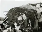 Hjälparbete efter kollision mellan ett extratåg och ett rälsbusståg på linjen mellan Grycksbo och Sågmyra 1958.