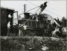 Uppröjningsarbete på linjen mellan Grycksbo och Sågmyra efter kollision mellan ett extratåg och ett rälsbusståg 1958.