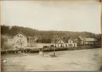 Kopparberg station med malmtåg framför stationshuset. Bland andra malmvagn Oxelösund - Flen - Västmanlands Järnväg, OFWJ P 603.