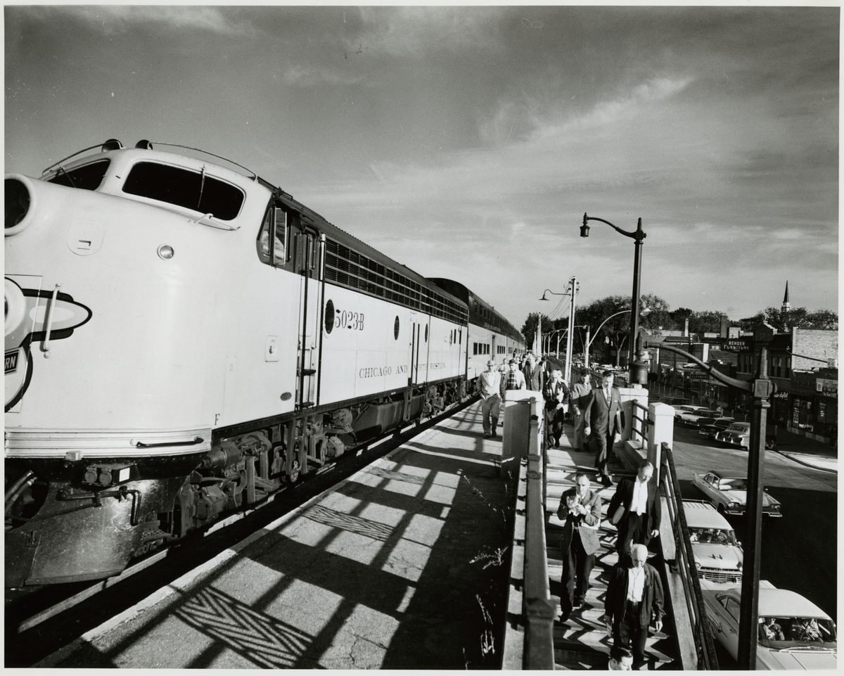 Chicago and North Western Railway, CNW E8A 5023-B vid okänd station.