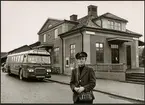 Trafikaktiebolaget Grängesberg - Oxelösunds Järnvägar, TGOJ buss och personal framför Kopparberg stationshus.