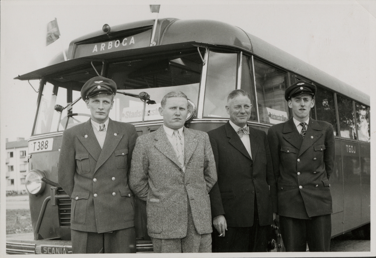 Personal framför en Trafikaktiebolaget Grängesberg - Oxelösunds Järnvägar, TGOJ buss.
Från vänster i bild: Ivar Andersson, Axel Jonsson (Trafikföreståndare vid TGOJ, Arboga), Okänd, Arne Fallkvist.