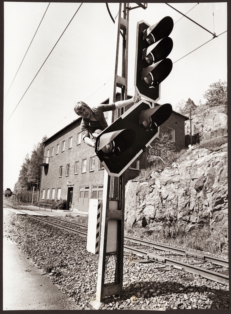 Signalreparatör Lennart Svensson utanför fjärrblockeringscentralen i Skogstorp.