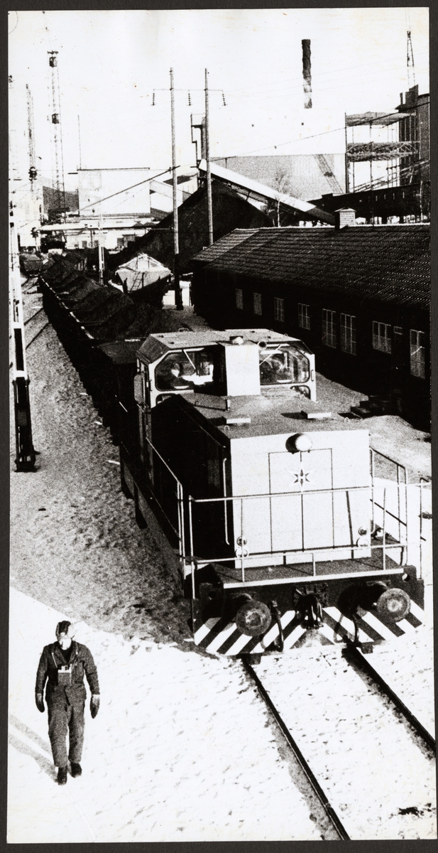 Henschel diesellok TGOJ V10 703 eller 704 med lastat malmtåg. Troligen ett av Trafikaktiebolaget Grängesberg - Oxelösunds Järnvägar, TGOJ V11.