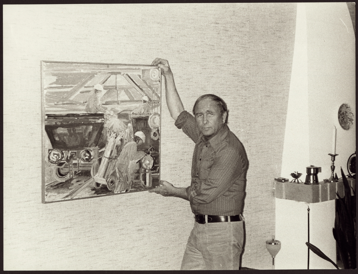 Svetsaren Carl-Otto Dahlén visar upp en av tavlorna han målat. Motivet är från hans arbetsplats på TGOJ:s verkstad.
Foto Stig Söderlind