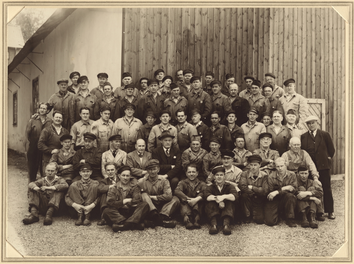 Trafikaktiebolaget Grängesberg - Oxelösunds Järnvägar TGOJ, gruppfoto på verkstadspersonal utanför verkstaden i Kopparberg.